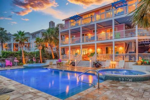 Casa Flamingo Oceanfront Dreamhouse! 8 bedroom, Sleeps 20, Pool, hot tub, elevator