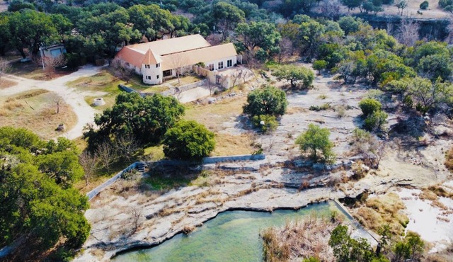 Castle Experience! ★Peacocks ★Sauna ★Pool/Hot Tub ★Creek with swimming hole in Marble Falls