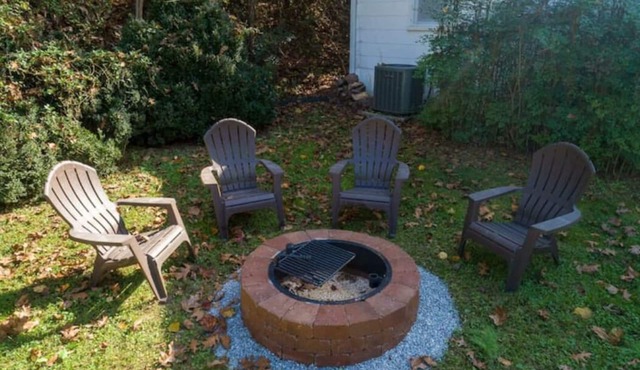 Catch N Relax- River Access, Large Yard, Fiber Wifi, Fire Pit & Late Checkout!