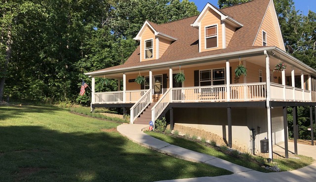 Center Hill Lake, family/pet friendly custom home on 3-acre lot, 8-10 pers.