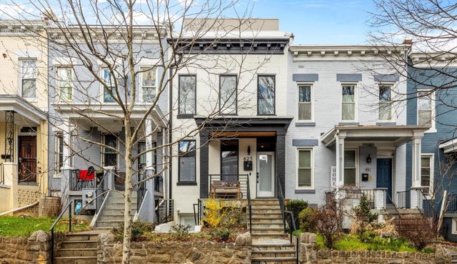 Central 2-BR City Sanctuary - Commuter-Friendly