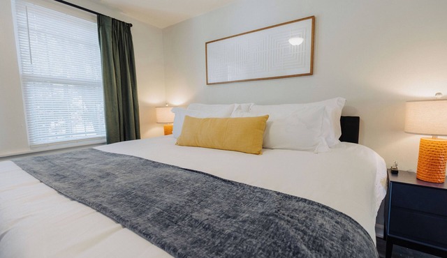 Centrally Located King Bed Midtown Liberty 2695 UP