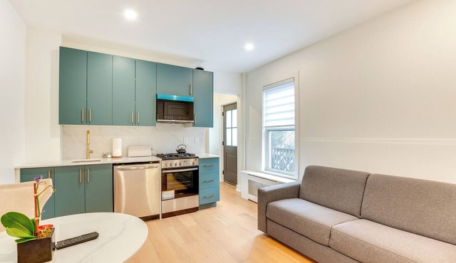 Centrally Located & Pet Friendly: Yonkers Studio!