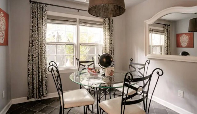 Charleston Charm - Quaint 2 Bedroom Townhouse