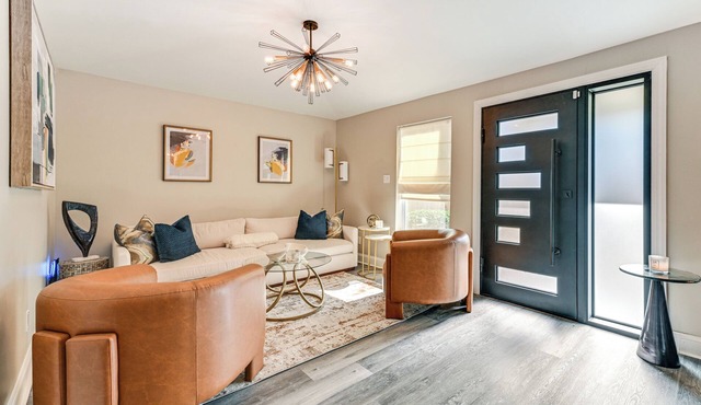 Charlotte Gem w/Deck & Community Amenities