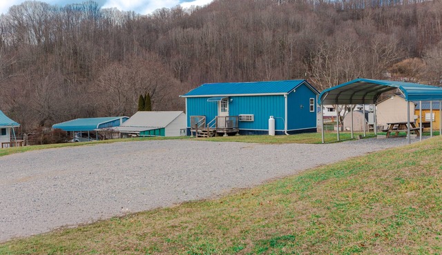 Charming 1-bedroom cabin in Crumpler minutes from HMT's Indian Ridge trailhead