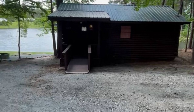 Charming 1-bedroom lakefront cabin in sweet and quiet Franklin Georgia