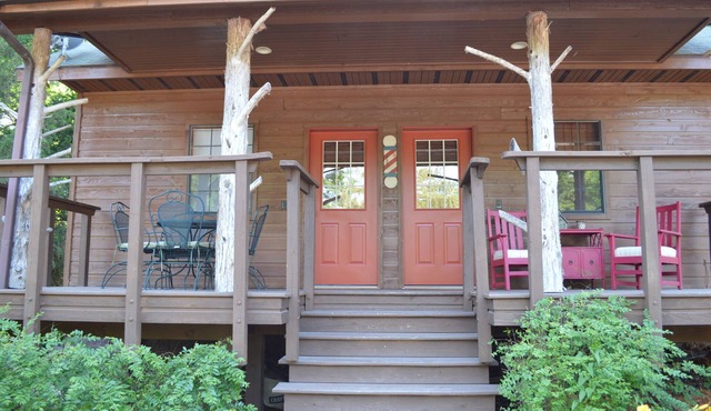 Charming 2-bed/2 bath cottage with AC, a fishing dock, and a boat dock.