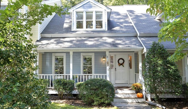 Charming 2-bed/2-bath townhome in Raleigh with WiFi and AC by NC State