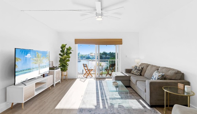 Charming 2-bedroom condo w/waterfront views 1 mile from Deerfield Beachfront
