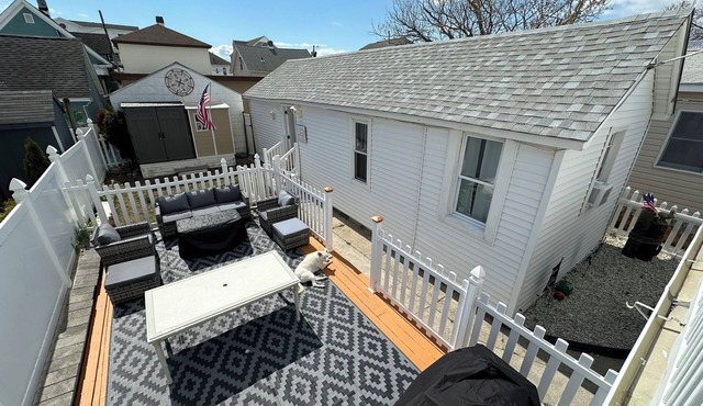 Charming 2-bedroom beach cottage with AC & WiFi in North Wildwood. Pet Friendly