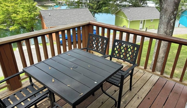 Charming 2-bedroom cabin with WiFi, AC in quaint Winchester