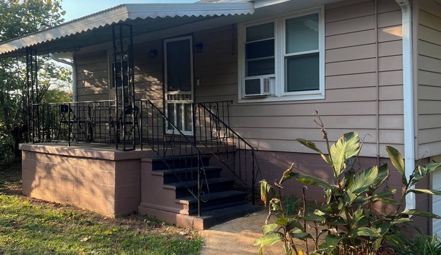Charming 2-bedroom country house with WiFi, in delightful Rex , minutes from ATL