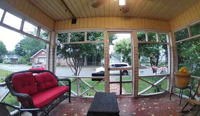 Charming 2-bedroom house with AC, WiFi in Columbia