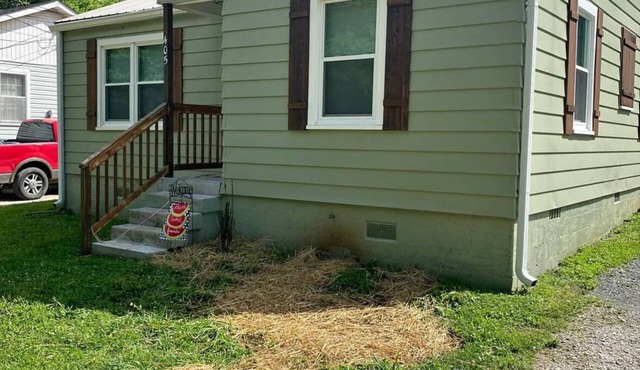 Charming 2-bedroom house in lovely Columbia with AC/WiFi and smart tv. Backyard