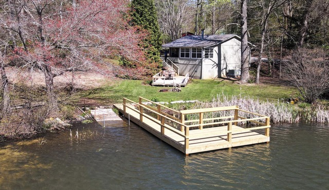 Charming 2-bedroom lakefront cabin with AC and WiFi in beautiful Smoky Mountains