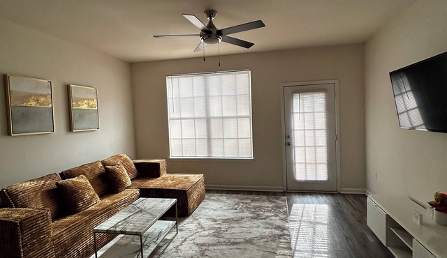 Charming 2-bedroom townhome Mins from Airport, Close to Downtown