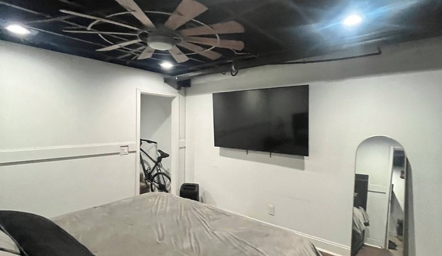 Charming 2-bedroom terrace level unit in College Park with WiFi