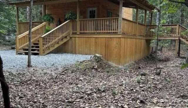 Charming 2-bedroom cabin with AC in cozy Poughkeepsie