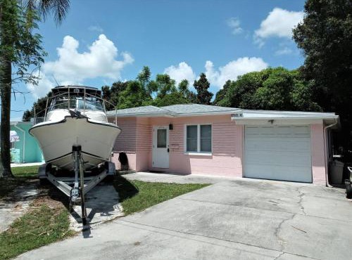 Charming 2-bedroom cottage in enjoyable Pinellas Park with AC, WiFi, and more