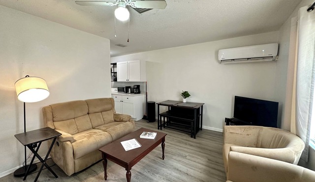 Charming 2BR Duplex Unit near St. Pete! Fast Wi-Fi, Pet Friendly!