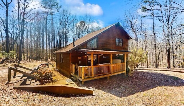Charming 3-bedroom cabin with WiFi, Hot Tub and Fire Pit in delightful Ellijay