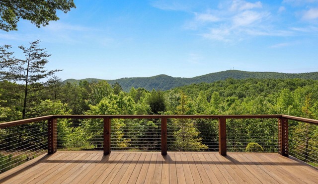 Charming 3-bedroom cabin in marvelous Saluda with amazing views!