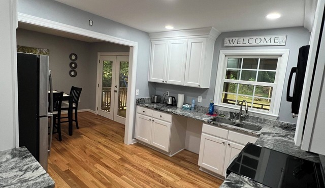 Charming 3-bedroom cottage in pleasant Charlotte with AC, WiFi