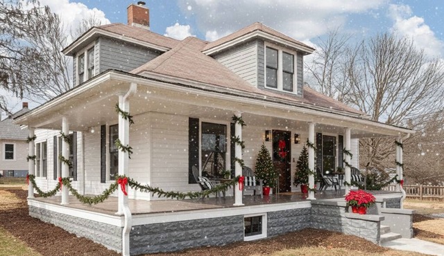 Charming 3-bedroom Cottage.Walk to downtown, 15 minute drive to Asheville