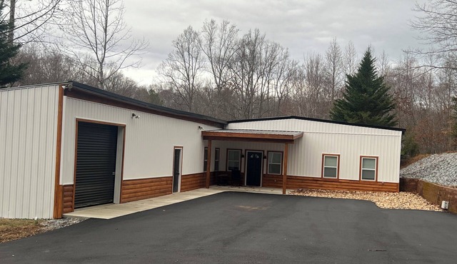 Charming 3-bedroom house with pond near Lynchburg