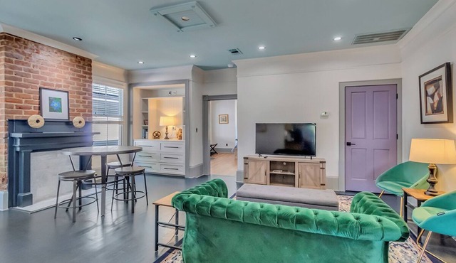 Charming 4BR Townhouse w/Porches In Historic District Walk to Forsyth Park