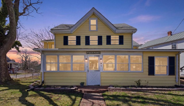 Charming 6BR Colonial Beach Retreat, Walk to the Beach
