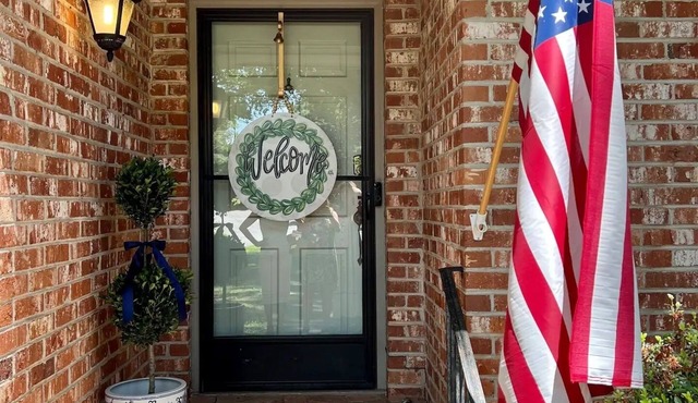 Charming Cottage House in amazing location! Sleeps 8!
