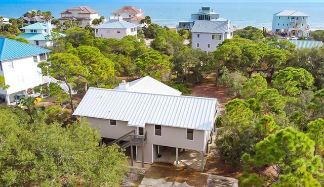 Charming cottage walk to Gulf with shared pools hot tub & central AC