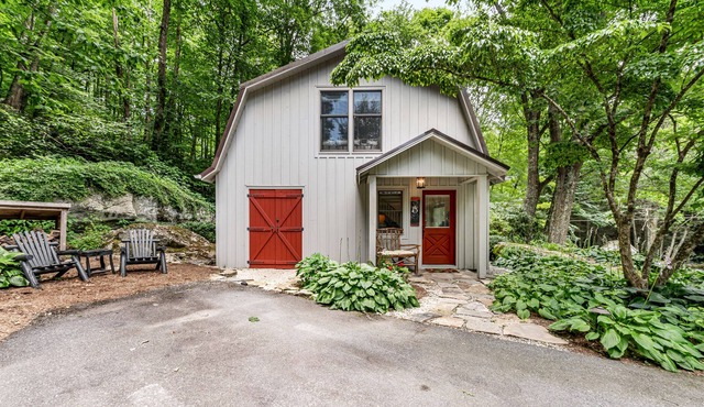 Charming creekside home with firepit & idyllic location - dog-friendly