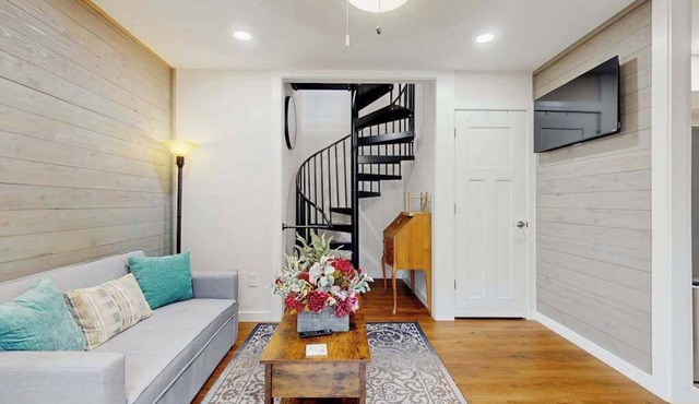Charming Dog-friendly Home with Mountain Views, Full Kitchen & Hot tub