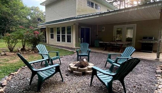 Charming Group Cottage with Amazing Equipped Backyard in Arkansas