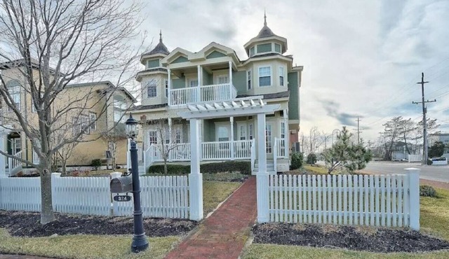 CHARMING HOME IN HEART OF BEACH HAVEN LBI!