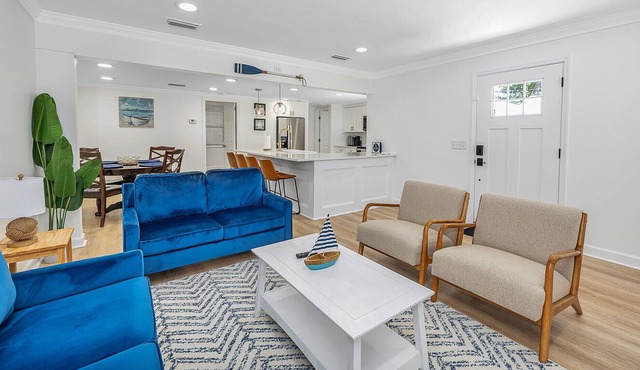 Charming Island Cottage Getaway (RECENTLY RENOVATED!)
