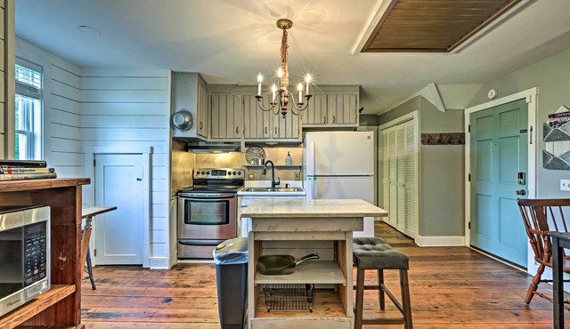 Charming Newnan Carriage House on 95 Acres!