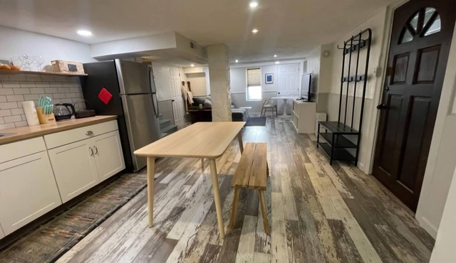 Charming private studio near downtown, hospitals, hiking, rivers. Pet friendly.
