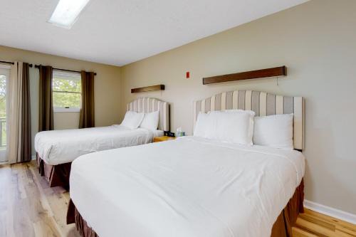 Charming Studio Sleeps 4 Close to Douglas Lake