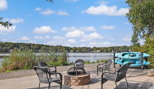 Charming waterfront 3-bedroom house in lovely Tobyhanna with WiFi