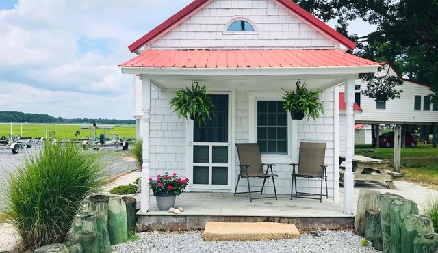 Charming waterfront cottage- marina access and short drive to Bethany Beach