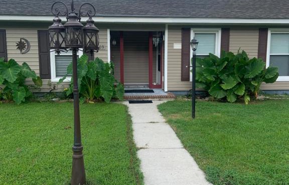 Cheerful two bedroom house 1.5 miles from beach.