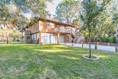 Cheery home with fire-pit, screened-in porch - pets allowed