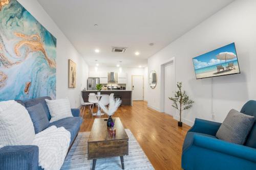 Chic 1BR Retreat - Pool, Gym Balcony Views