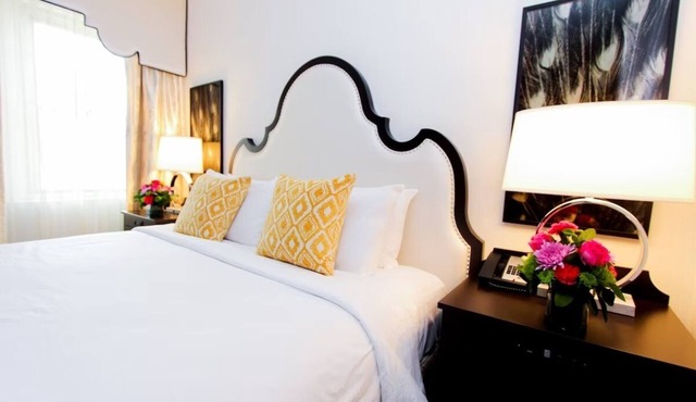 Chic Accommodation with Stunning Views, Just Moments from Cultural Gems in Washington