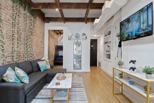 Chic Penthouse with bus stop at doorstep - 15 Minutes to NYC - Sleeps 6 comfortably