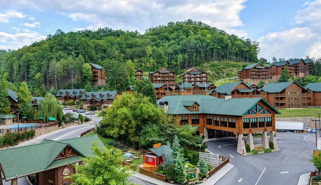 Christmas Resort with 4 bedrooms and AC in beautiful Gatlinburg